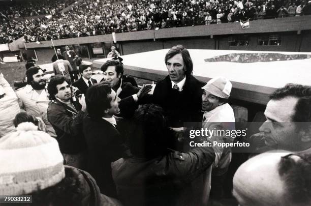Sport, Football, 1978 World Cup Final, Buenos Aires, 25th June 1978, Argentina 3 v Holland 1 , Argentina Coach Cesar Menotti surrounded by the press...