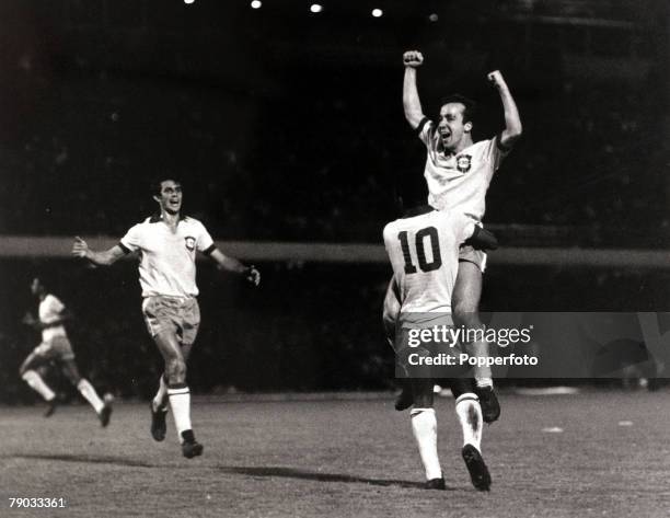 Sport, Football, World Cup Qualifier, Rio de Janeiro, August 21st 1969, Brazil 6 v Colombia 2, Brazil's Tostao is lifted by team-mate Pele after he...