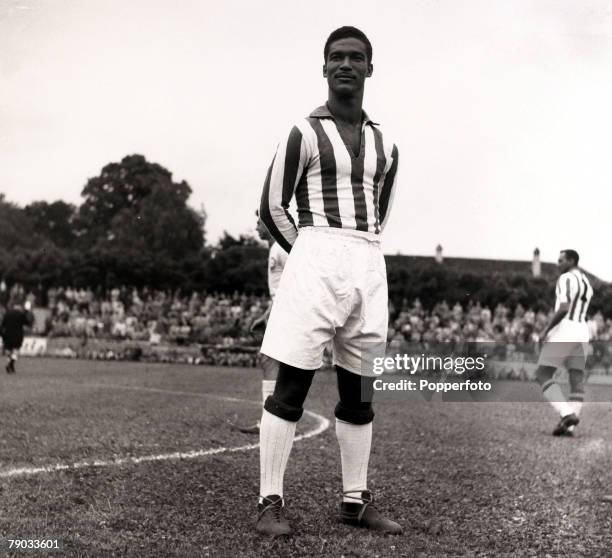 Sport, Football, circa 1960, Botafogo and Brazil's Didi pictured before a game, Didi played in 3 World Cup campaigns for Brazil being in the winning...