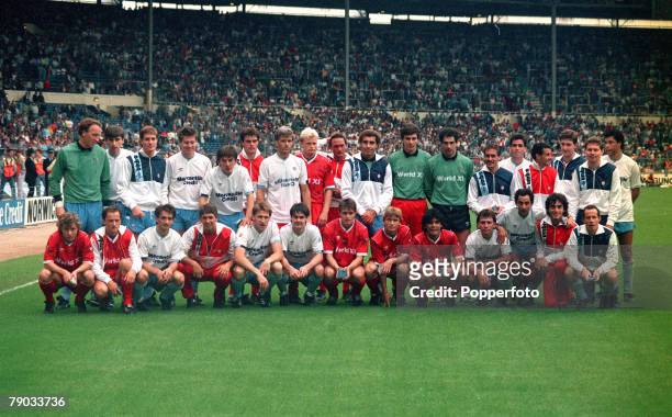 Sport, Football League Centenary Match, Wembley, London, England, 8th August 1987, Football League 3 v Rest of the World 0, The players pose together...