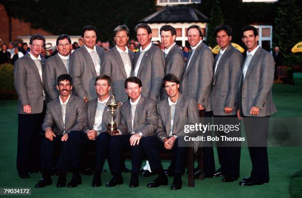Sport, Golf, The Ryder Cup, The Belfry, England, September 1993, Europe 13 v USA 15, The victorious USA team pose together with the Ryder Cup trophy,...
