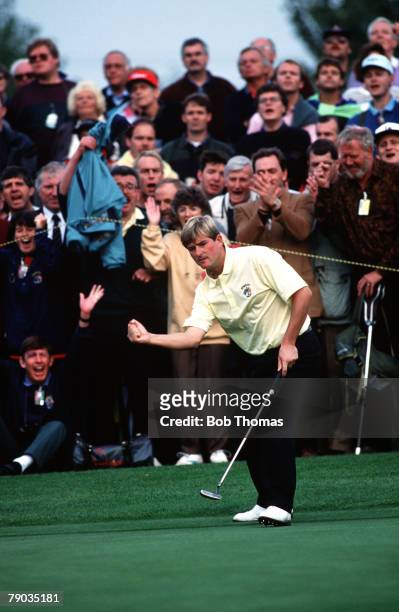 Sport, Golf, The Ryder Cup, The Belfry, England, September 1993, Europe 13 v USA 15, Europe's Peter Baker celebrates after holing a long putt