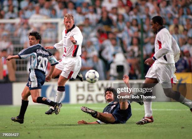 World Cup Finals, St, Etienne, France 30th June England 2 v Argentina 2, , England's David Batty and Paul Ince battle in midfield with Argentina's...