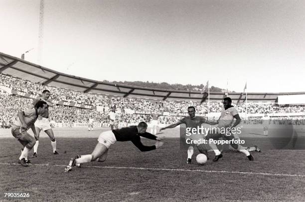 Sport, Football, Friendly International, Gothenburg, 30th June 1966, Sweden 2 v Brazil 3, Brazil's Pele causes problems for the Swedish defence, with...