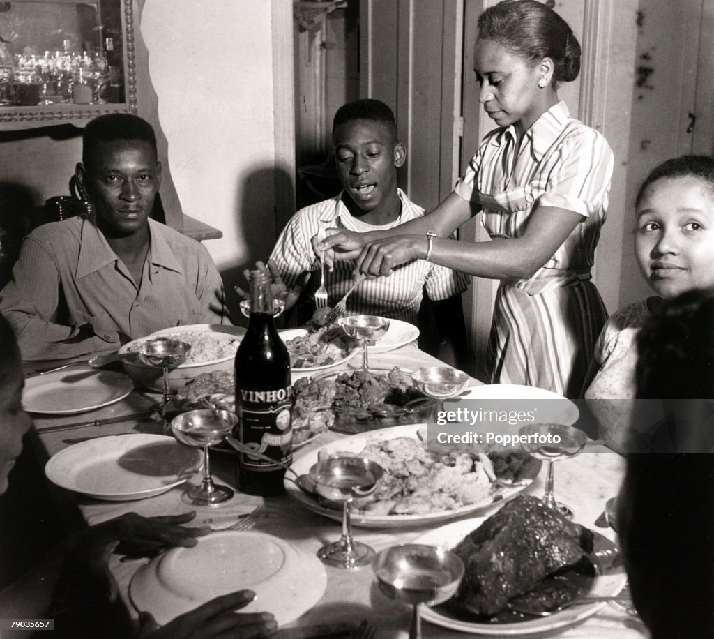 Pele at a family meal