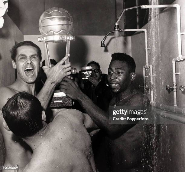 Sport, Football, 1962 Intercontinental Championship, , Santos players Gilmar and Pele hold the trophy while in the showers after beating AC, Milan...