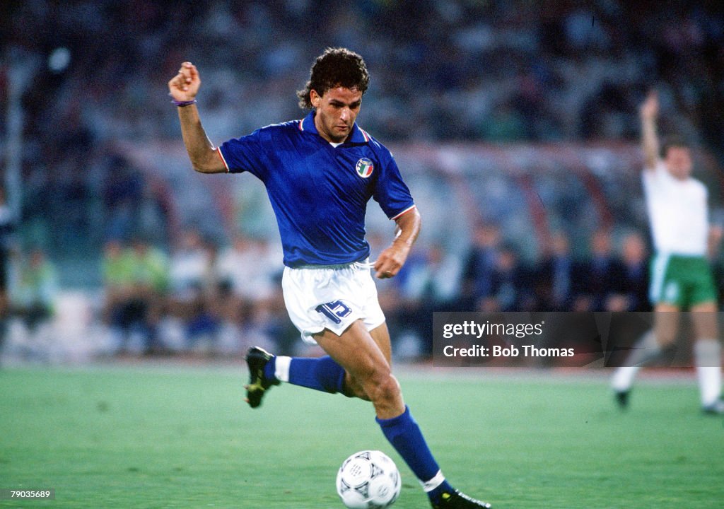 1990 World Cup Quarter Final. Rome, Italy. 30th June, 1990. Italy 1 v Republic Of Ireland 0. Italy's Roberto Baggio on the ball.