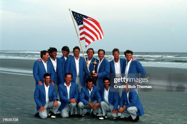 Sport, Golf, The Ryder Cup, Kiawah Island, South Carolina, September 1991, USA 14 1/2 v Europe 13 1/2, The victorious USA team pose together with the...
