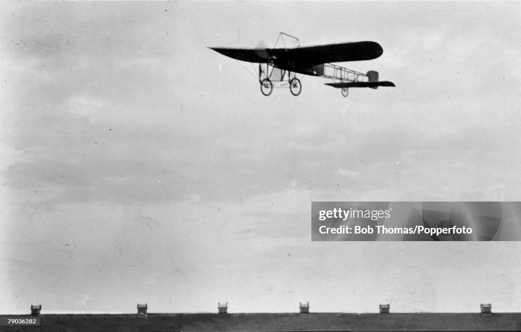 Early Aviation. 15th October to 23rd October 1909. Doncaster Aviation meeting, The Frenchman M. Leon Delagrange flying in his monoplane.