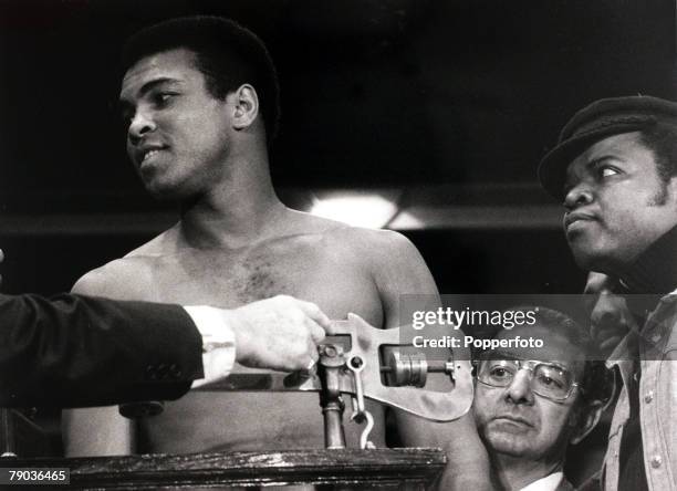 Sport, Boxing, USA, World Heavyweight Championship, March 1971, Muhammad Ali weighs in for his Heavyweight Championship title fight against Joe...