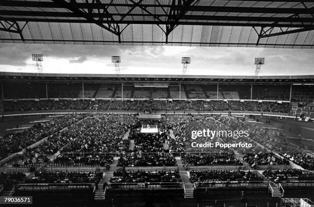 Sport, Boxing, Heavyweight fight, London, England, 18th June 1963, Wide general view of the Wembley Stadium fight between Great Britain's Henry...