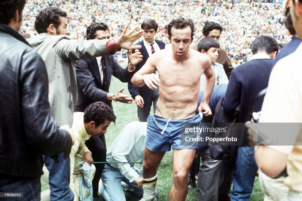 Football. 1970 World Cup Final. Mexico City, Mexico. 21st June, 1970. Brazil 4 v Italy 1. Brazil's Tostao is stripped and mobbed by jubilant fans as Brazil become World Champions for the third time.