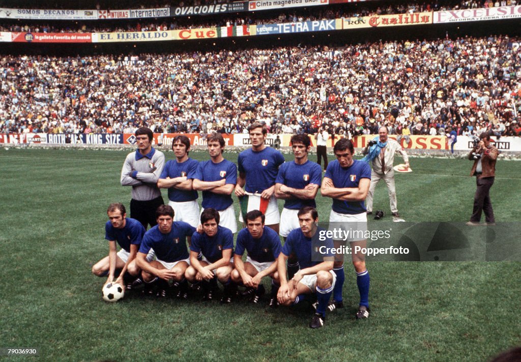 1970 World Cup Final. Mexico City, Mexico. 21st June, 1970. Brazil 4 v Italy 1. The Italian team pose for a goup photograph before the match.