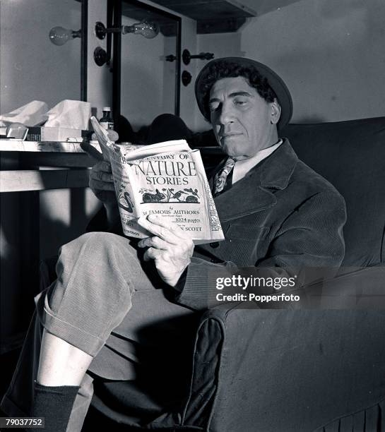 Entertainment, Comedy star Chico Marx in London reading a book of nature Stories, 1947