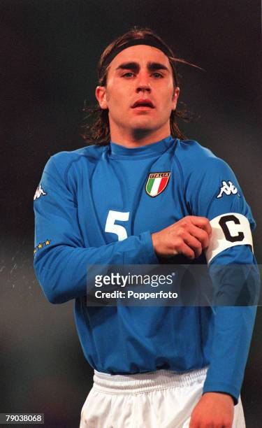 Football, Friendly International, Rome, 28th February 2001, Italy 1 v Argentina 2, Italy+s Fabio Cannavaro puts on the captain+s armband after Paolo...