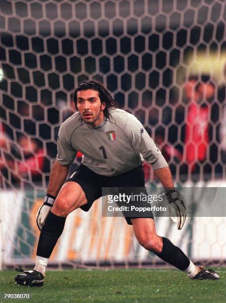 Football, Friendly International, Rome, 28th February 2001, Italy 1 v Argentina 2, Italy+s goalkeeper Gianluigi Buffon