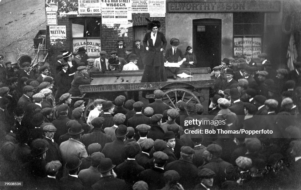 Circa 1905. A picture of a crowd of suffragettes meet at a street meeting in Wisbech, Cambridgeshire.