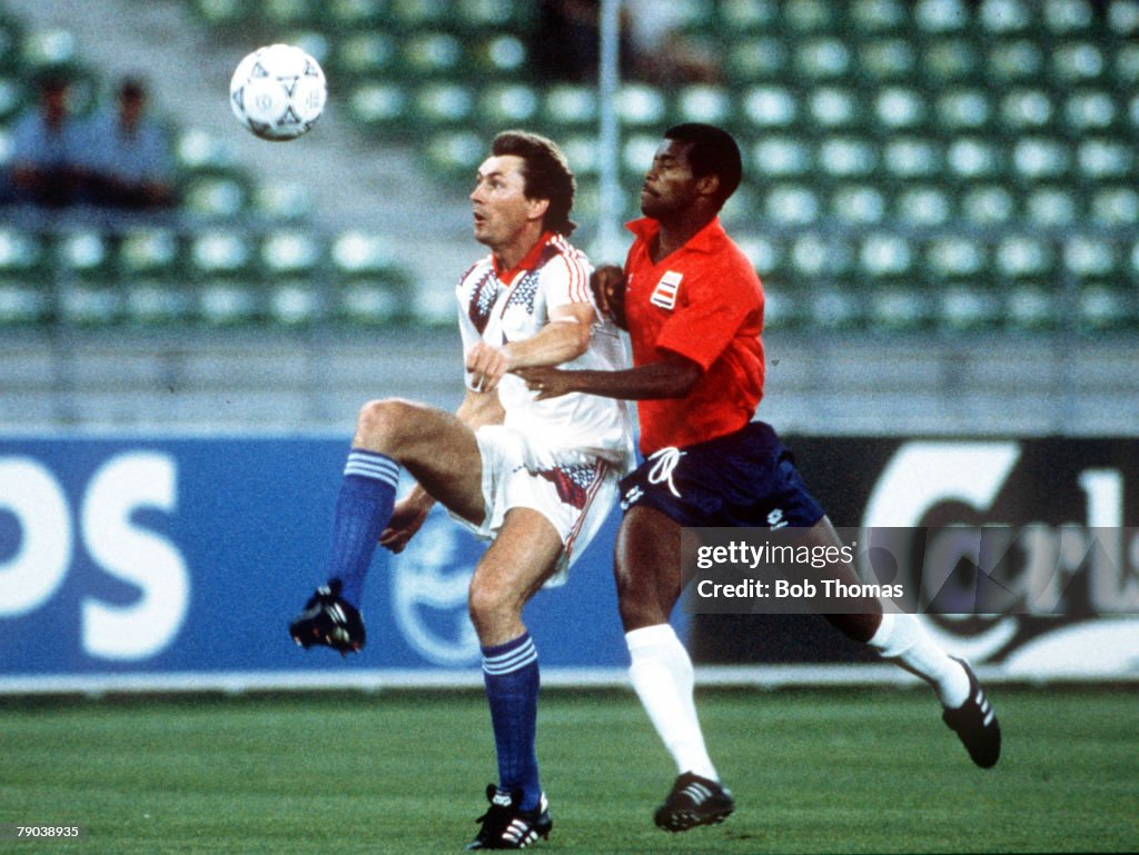 1990 World Cup Finals. Second Phase. Bari, Italy. 23rd June, 1990. Czechoslovakia 4 v Costa Rica 1. Czechoslovakia's Jan Kocian is chased for the ball by Costa Rica's Juan Cayasso.