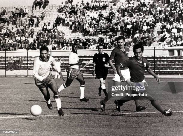 Sport, Football, 1962 World Cup Finals in Chile, 30th May 1962, in Vina Del Mar, Brazil v Mexico Brazil's Garrincha, left, one of the stars of the...