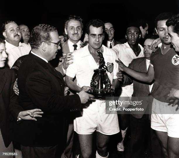 Sport/Football, 1962 World Club Championship, Lisbon, Portugal 11th October 1962, Benfica v Santos Santos captain Zito with trophy as his side win to...