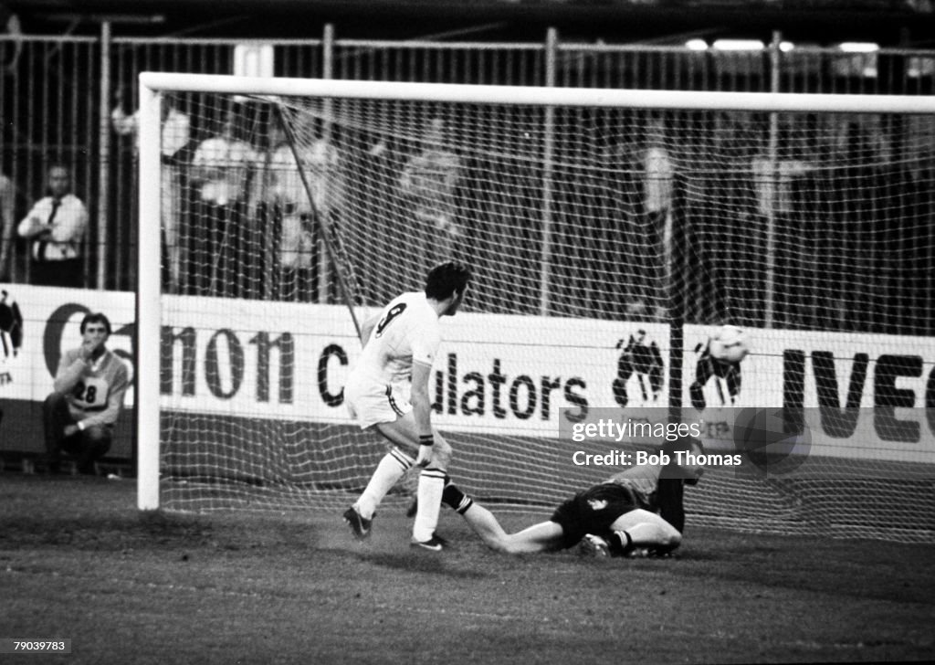 Football. 1982 European Cup Final. Rotterdam, Holland. 26th May 1982. Aston Villa 1 v Bayern Munich 0. Villa's Peter Withe beats Bayern goalkeeper Manfred Muller to score the game's only goal.