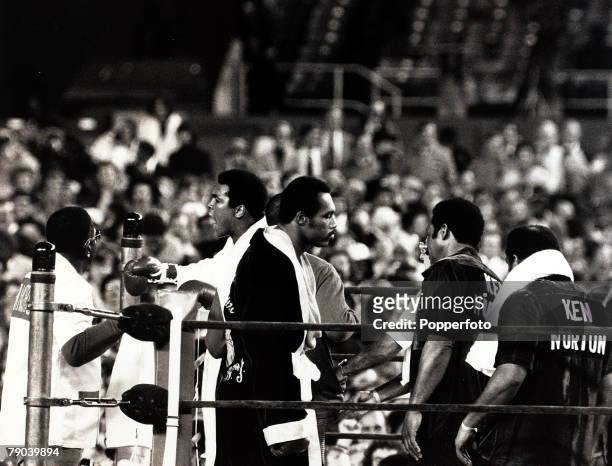 Sport, Boxing, Yankee Stadium, New York, USA, 28th September 1976, Heavyweight Championship of the World, Muhammad Ali shouts to the crowd after...