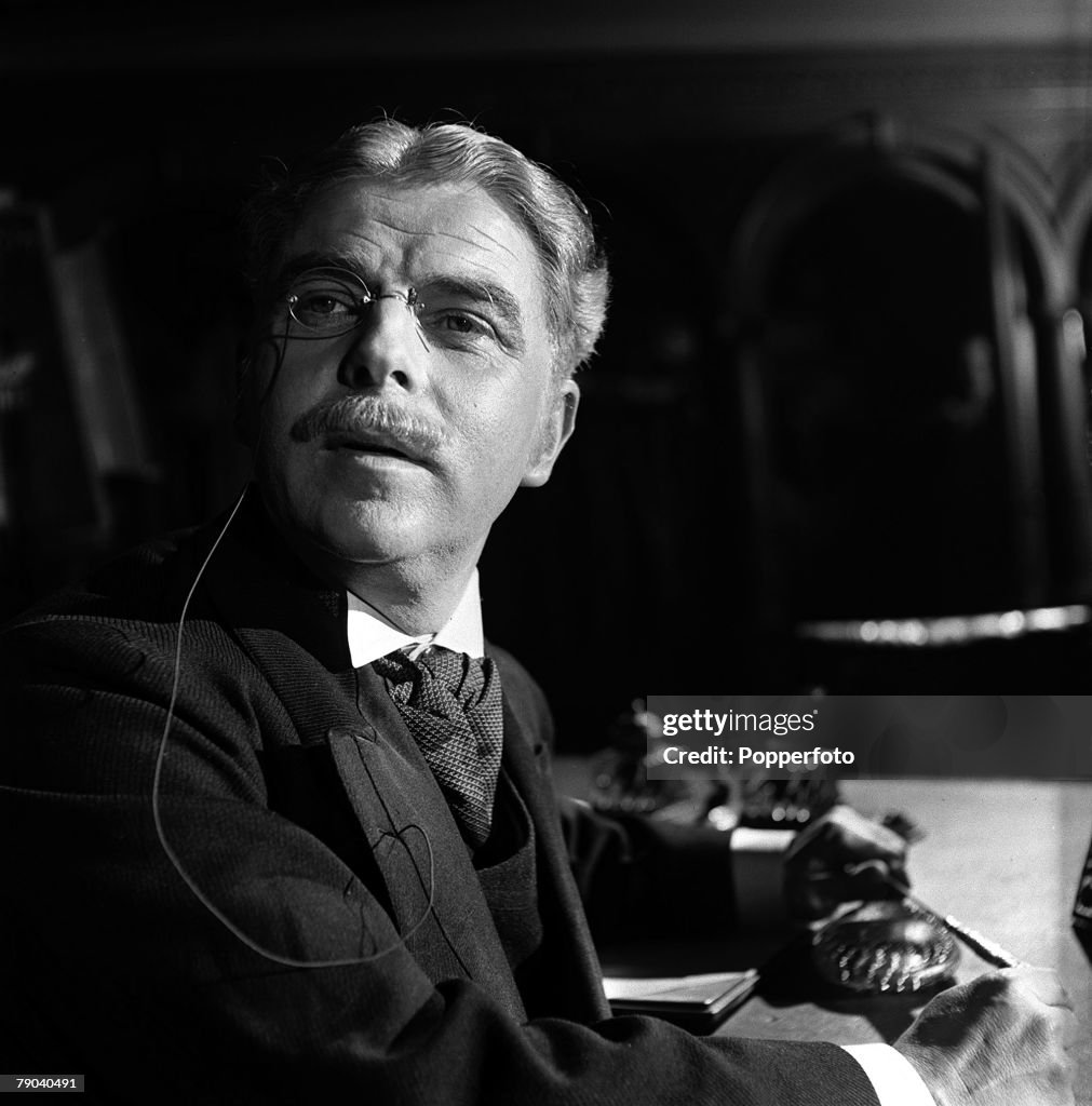 England. 1951. British actor Emlyn Williams is pictured in a scene from the film "The Magic Box".