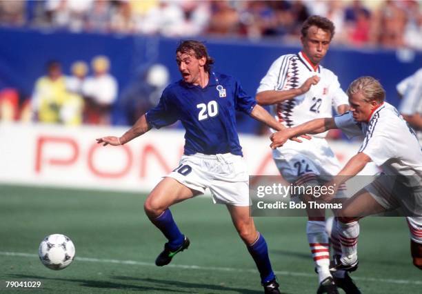 World Cup Finals, New Jersey, USA, 23rd June Italy 1 v Norway 0, Italy's Giuseppe Signori gets away from Lars Bohinen and Alf Inge Haaland of Norway