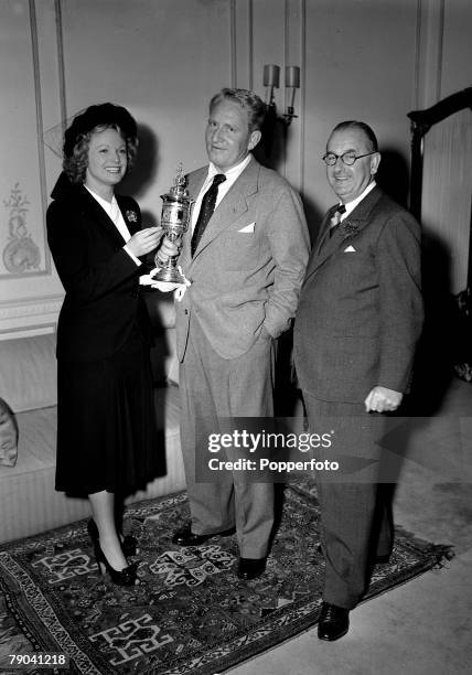 Cinema Personalities, pic: 1948, British actress Anna Neagle with the trophy for best performance of 1947 presented by American actor Spencer Tracey...