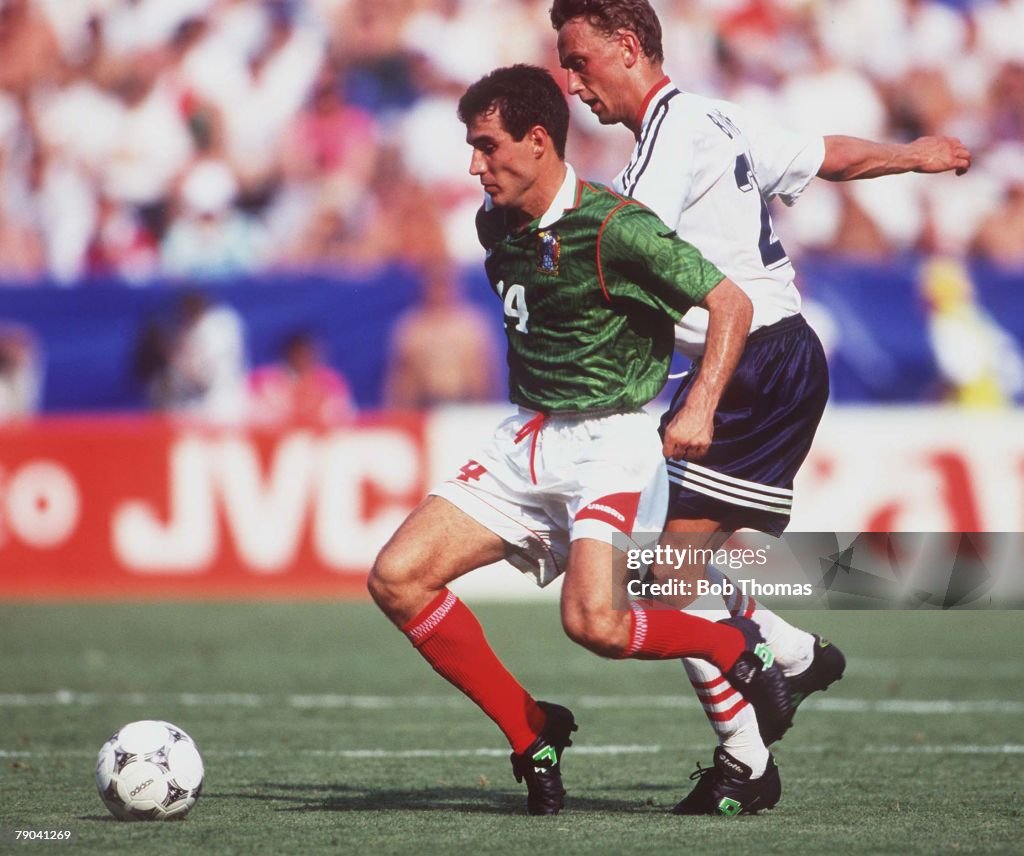 1994 World Cup Finals. Washington, USA 19th June, 1994. Norway 1 v Mexico 0. Mexico's Del Olmo with Norway's Bohinen.