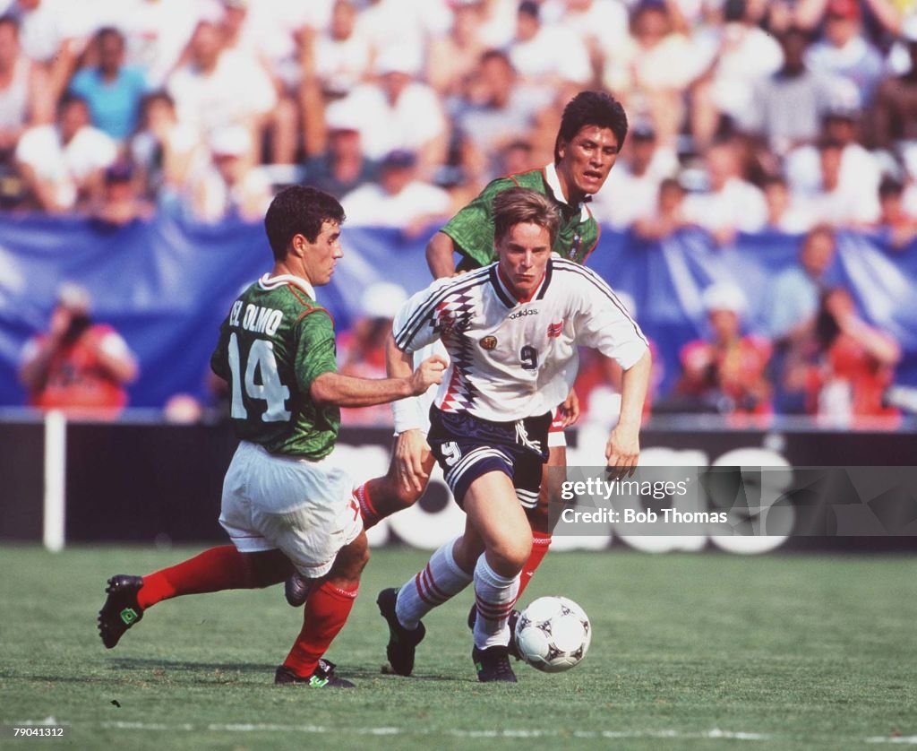 1994 World Cup Finals. Washington, USA 19th June, 1994. Norway 1 v Mexico 0. Mexico's Del Olmo with Norway's Fjortoft.