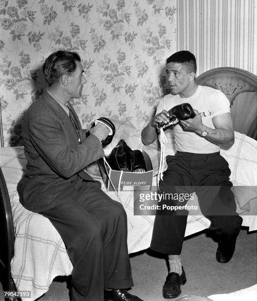 Boxing Grossinger, New York, USA, British boxer Randolph "Randy" Turpin is pictured with his Trainer Algie Algar during training
