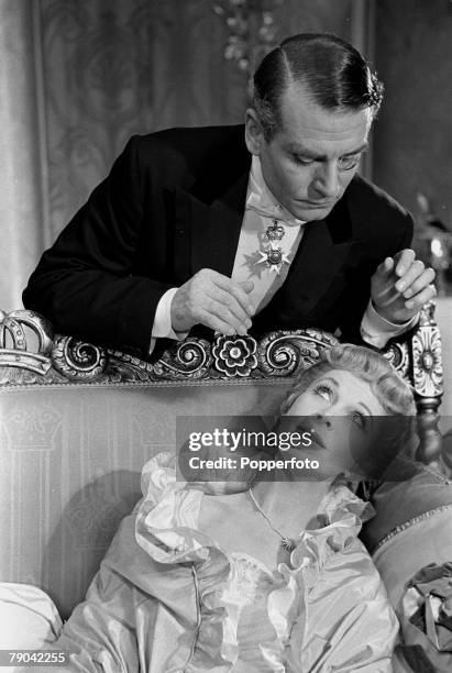 England British actor Laurence Olivier in his role as Grand Duke Charles with Vivien Leigh as chorus girl Elaine Dagenham in a scene from the play...