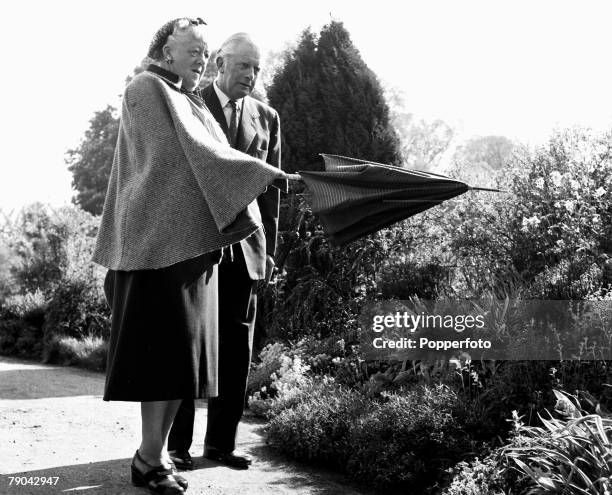 England British actress Margaret Rutherford is pictured with her husband Skinner Davies in the Botanical Gardens, Oxford