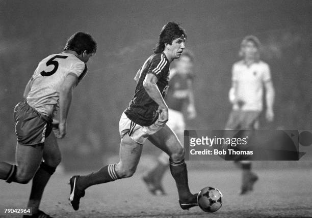 Football, English League Cup 5th Round, Ipswich, England, 18th January 1982, Ipswich Town 2 v Watford 1, Ipswich's Paul Mariner moves past Watford...