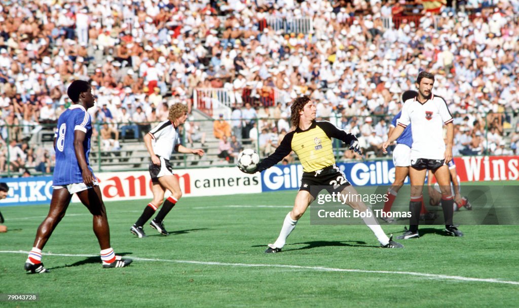 1982 World Cup Finals. Second Phase. Madrid, Spain. 28th June, 1982. France 1 v Austria 0. France's goalkeeper Jean Luc Ettori throws the ball out after an Austrian attack