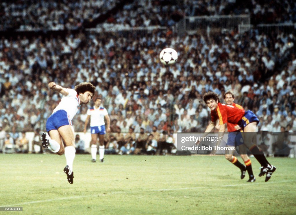 1982 World Cup Finals. Second Phase. Madrid, Spain. 5th July, 1982. England 0 v Spain 0. England's Kevin Keegan narrowly misses the Spanish goal with a flying header.