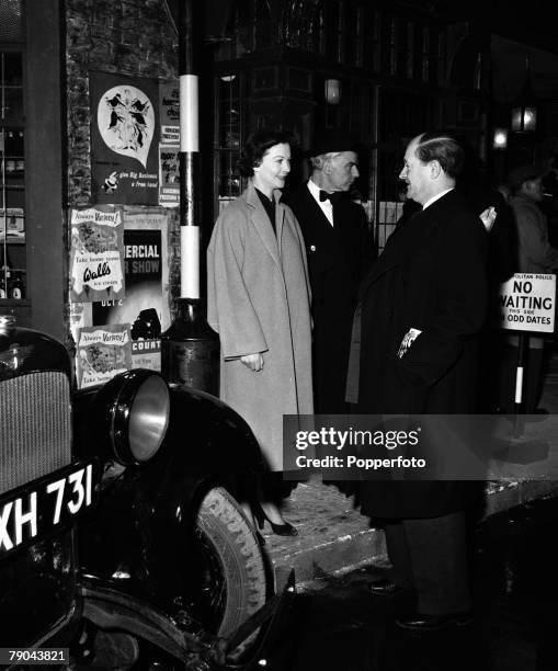England On the set of the film "The Deep Blue Sea" starring L-R: Vivien Leigh, Emlyn Williams and Jock McGregor