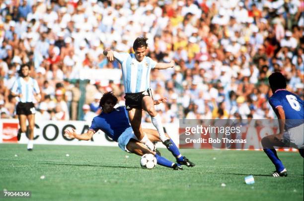 World Cup Finals, Second Phase, Barcelona, Spain, 29th June Italy 2 v Argentina 1, Argentina's Daniel Bertoni is tackled by Italy's Bruno Conti