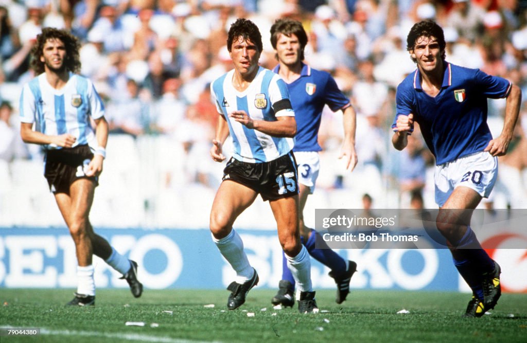 1982 World Cup Finals. Second Phase. Barcelona, Spain. 29th June, 1982. Italy 2 v Argentina 1. Italy's Paolo Rossi is followed by Argentina's Daniel Passarella.