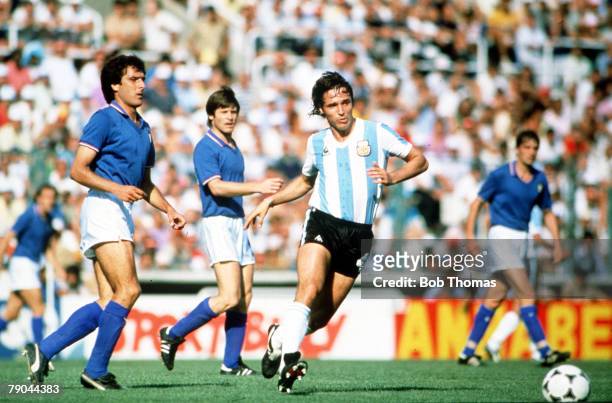 World Cup Finals, Second Phase, Barcelona, Spain, 29th June Italy 2 v Argentina 1, Italy's Gaetano Scirea is beaten by Argentina's Daniel Bertoni