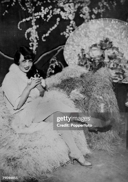 Entertainment, Music Hall, France, pic: circa 1900's, French actress, singer and dancer Mistinguett, a leading music hall artist in Paris from 1899,...