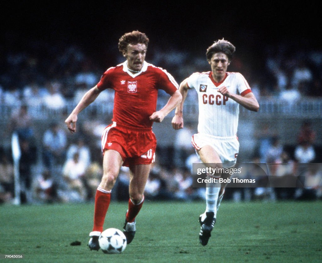 1982 World Cup Finals. Second Phase. Barcelona, Spain. 4th July, 1982. Poland 0 v USSR 0. Poland's Zbigniew Boniek is chased by USSR's Sergei Baltacha.
