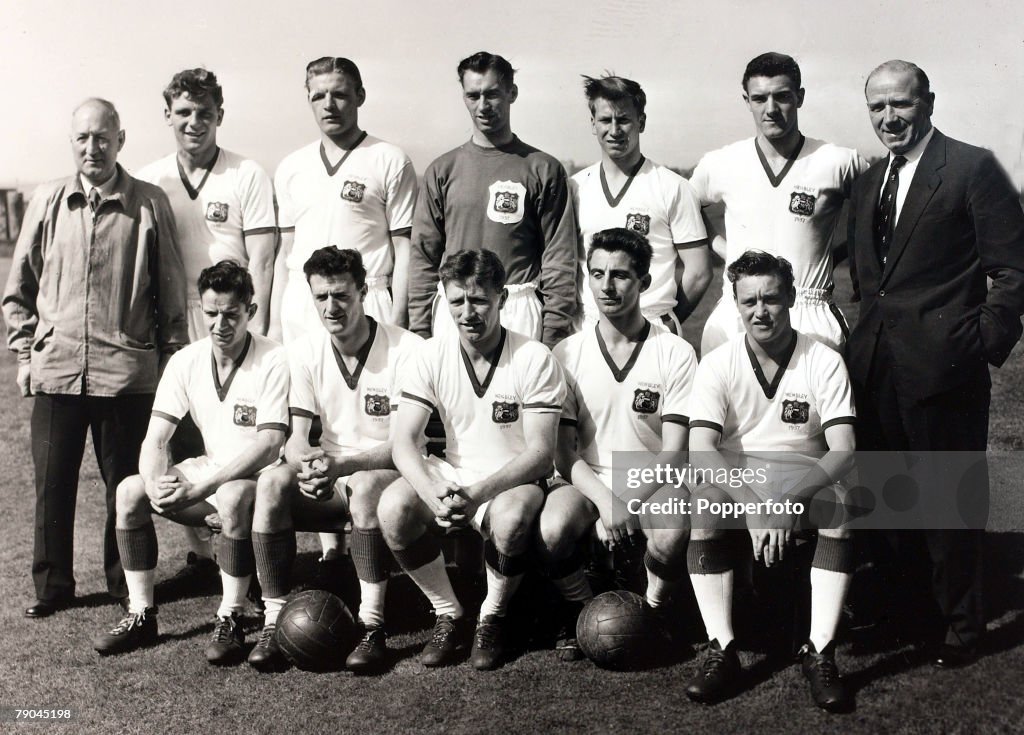 Sport. Football. England. pic: May 1957. The Manchester United team pose together for a group photograph shortly before the 1957 F.A.Cup Final at Wembley. Back row L-R: Tom Curry, (Trainer), Duncan Edwards, Mark Jones, Ray Wood, Bobby Charlton, Bill Foulk