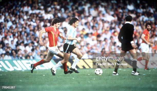 World Cup Finals, Barcelona, Spain, 13th June Argentina 0 v Belgium 1, Argentina's Daniel Bertoni is chased by Belgium's Erwin Van Den Bergh
