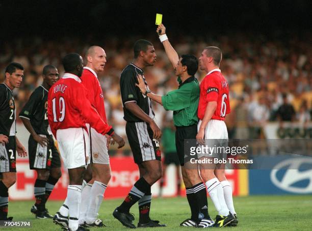 Sport, Football, FIFA Club World Championships, Rio de Janeiro, Brazil, 8th January 2000, Vasco Da Gama 3 v Manchester United 1, The referee shows...