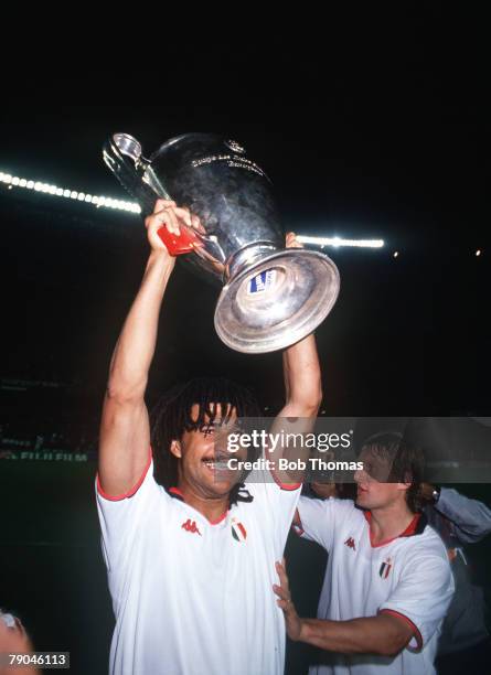 Football, European Cup Final, Nou Camp, Barcelona, Spain, 24th May 1989, AC Milan 4 v Steaua Bucharest 0, AC Milan Ruud Gullit holds the trophy aloft