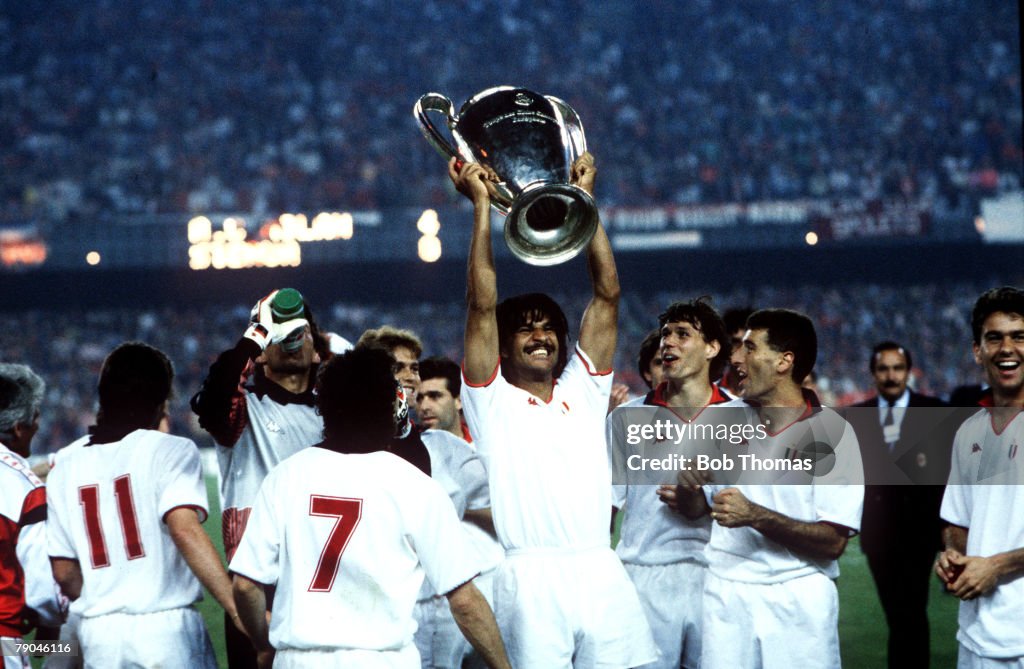 Football. European Cup Final. Nou Camp, Barcelona, Spain. 24th May 1989. AC Milan 4 v Steaua Bucharest 0. AC Milan Ruud Gullit holds the trophy aloft as he celebrates with his team-mates.