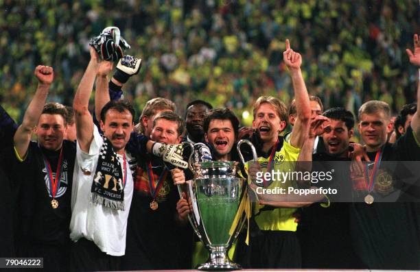 Football, UEFA Champions League Final, Munich, Germany, 28th May 1997, Borussia Dortmund 3 v Juventus 1, Borussia Dortmund players celebrate with the...