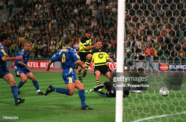 Football, UEFA Champions League Final, Munich, Germany, 28th May 1997, Borussia Dortmund 3 v Juventus 1, Borussia Dortmund's Karlheinz Riedle scores...